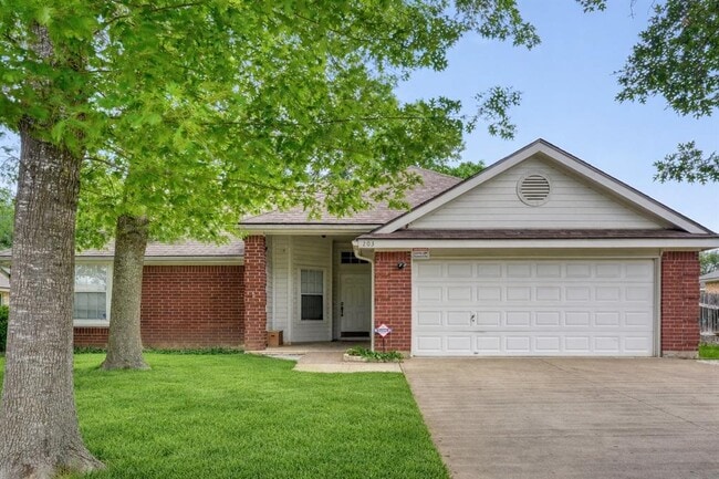 Photo - 203 Pin Oak Dr