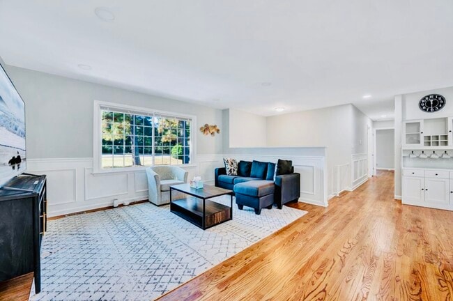 Photo - 406 Snelling Rd