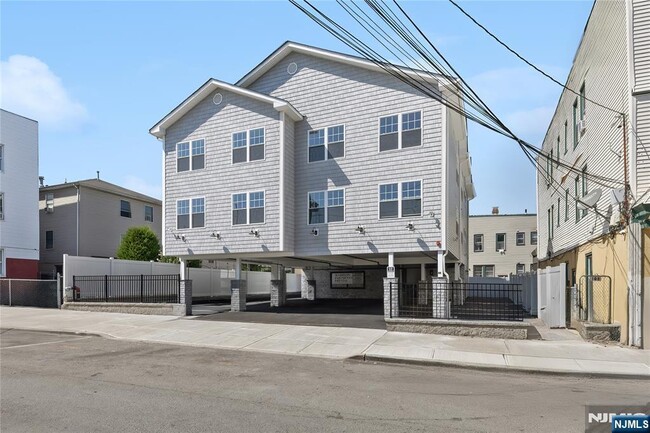 Building Photo - 110 Madison St Unit 2 Rental