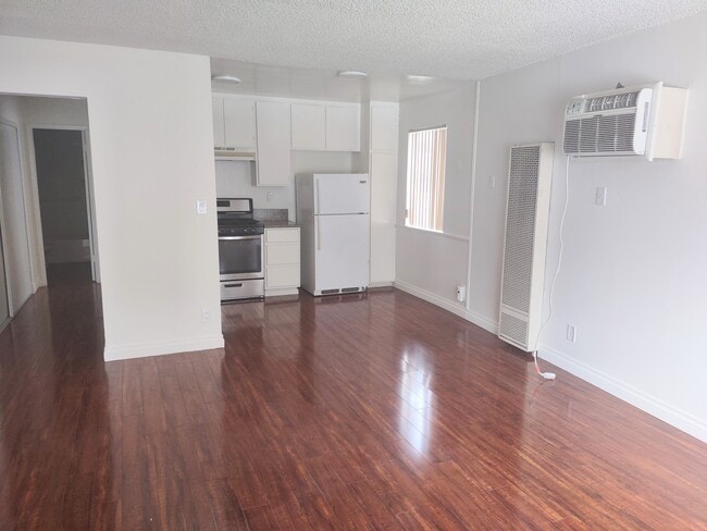 Photo - 5545 Lindley Ave