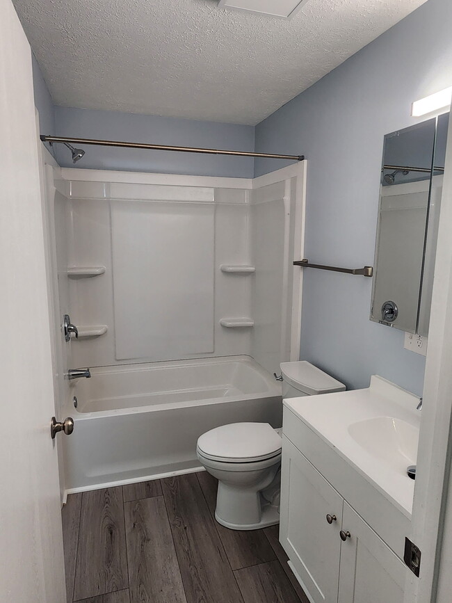 Full Bath - 204 Brookside Ln