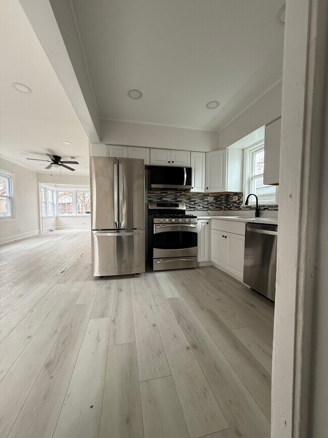 Photo - 2011 Grey Ave