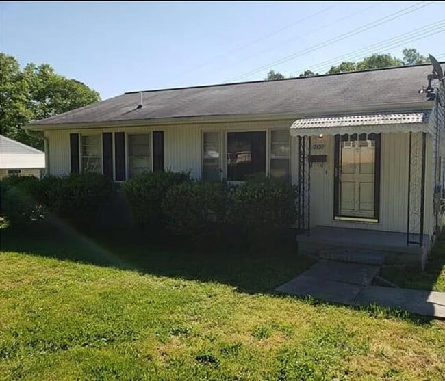 Photo - 215 Dixon Cir