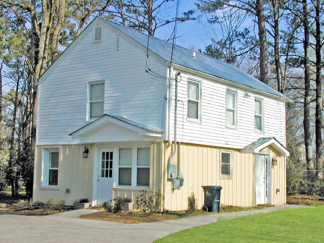 Building Photo - NormalTown 2br House - Fall 2026 Prelease