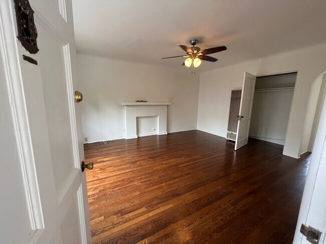 living room - view from entrance - 814 14th St Apartments Unit C