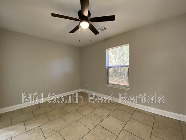 Photo - 301 Clint Rd