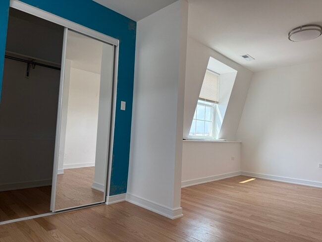 Building Photo - 1628 W Cermak Rd Unit Penthouse suit