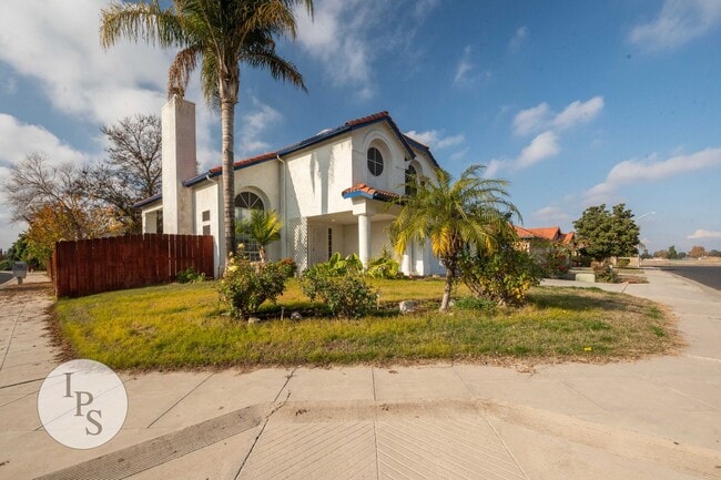 Building Photo - Clovis Eastside Home, 3BR/2.5BA, Built 1994 - Lots of Amenities!