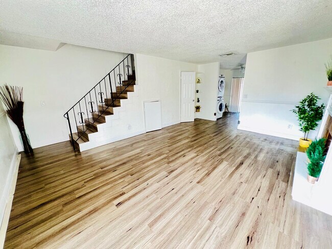 Photo - 1121-1123 N Andrews Ave