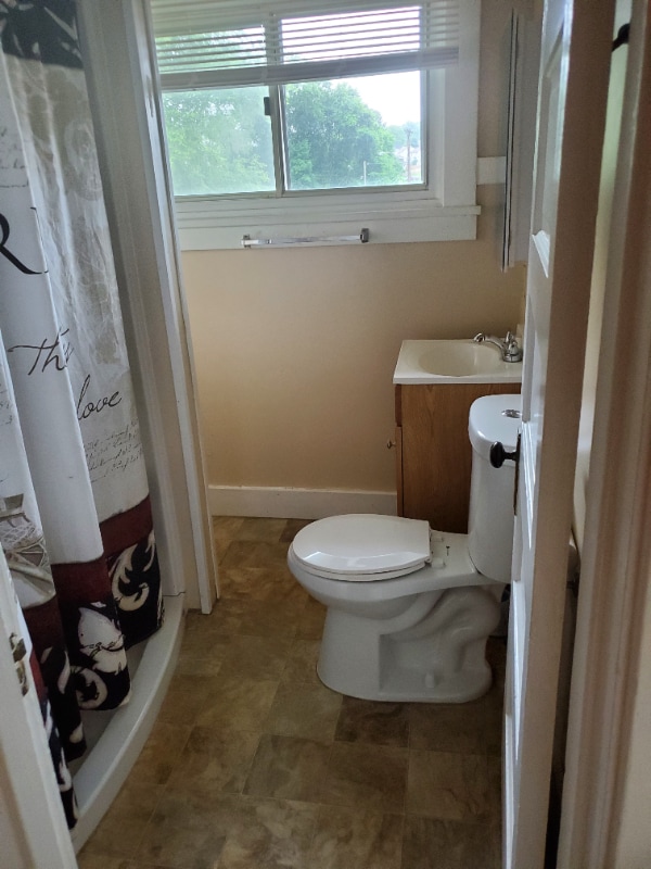 Photo - 829 Vankirk St