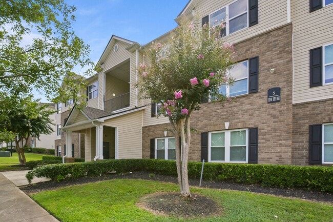 Building Photo - 5104 Fairington Ridge Cir