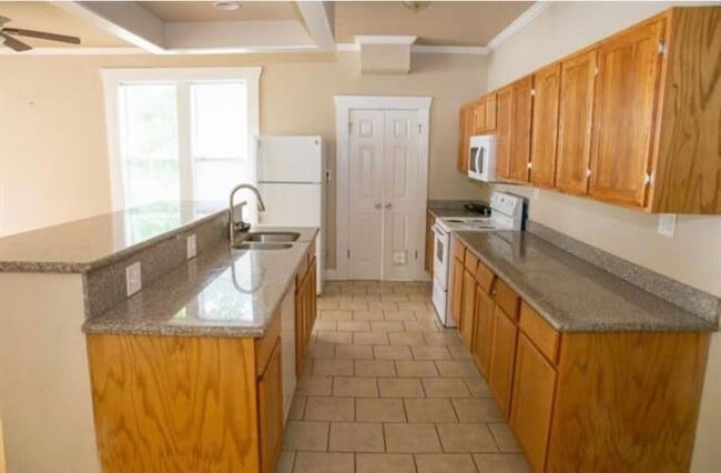 Photo - 128 E Gregg St