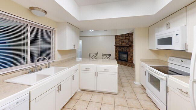 Photo - 680 Roger Sherman St