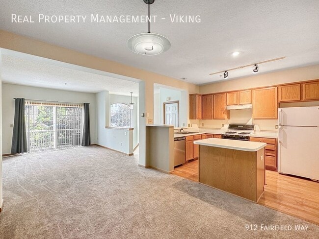 Photo - 2 Bed townhome with 2 Car Garage in Minnet...