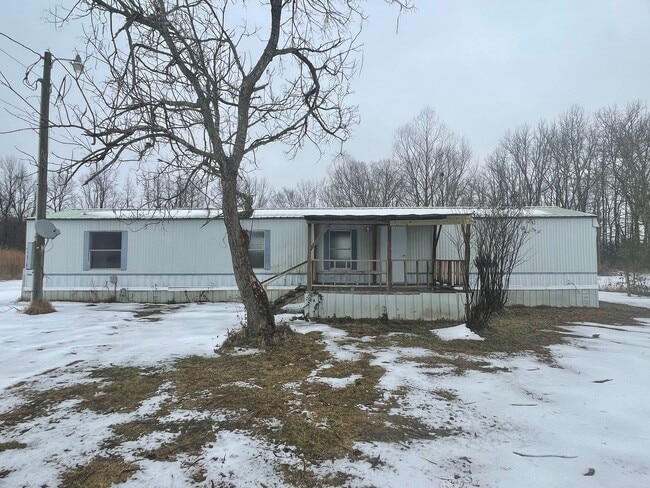 Building Photo - Country living with spacious front and backyard - 3 beds/ 2bath available now