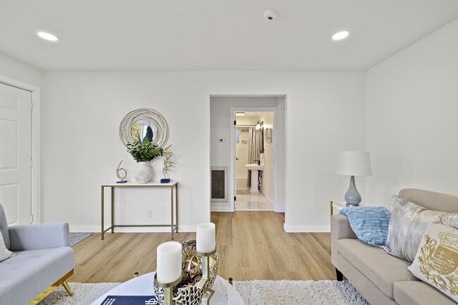 Photo - 2 Bedroom 1 Bathroom Charming Greenlake Home!