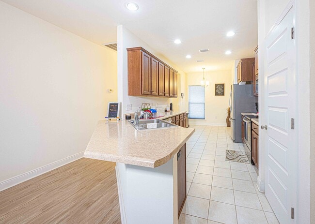 Photo - 1468 Surrey Loop