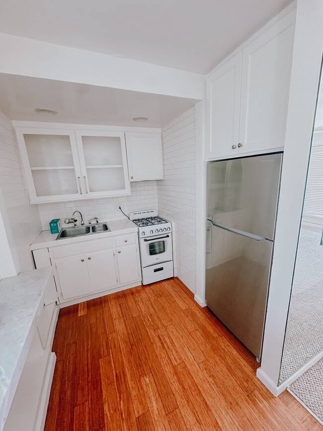Building Photo - 835 Westmount Dr Unit .5 Rental