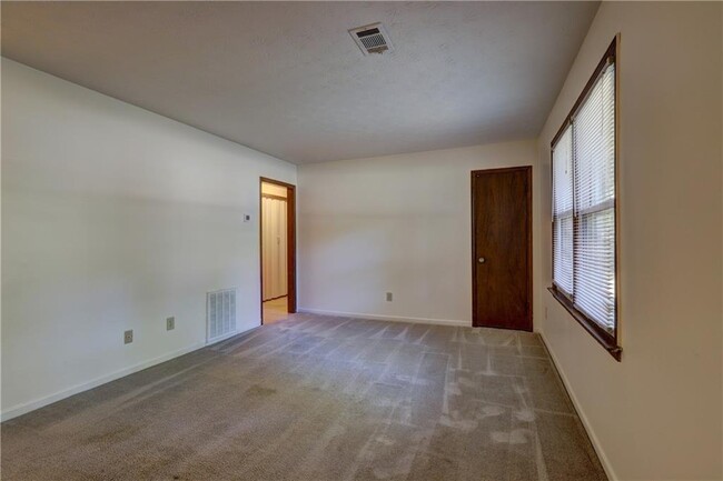 Photo - 2233 Davis Rd SW