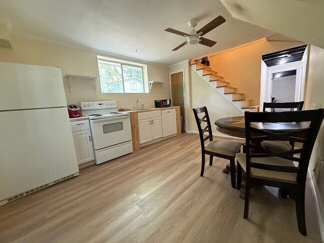 Photo - Room in House on Winthrop Rd