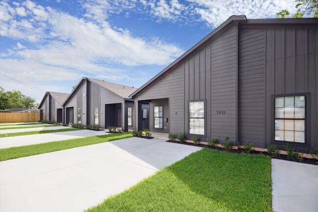 Photo - 7918 Bowen St