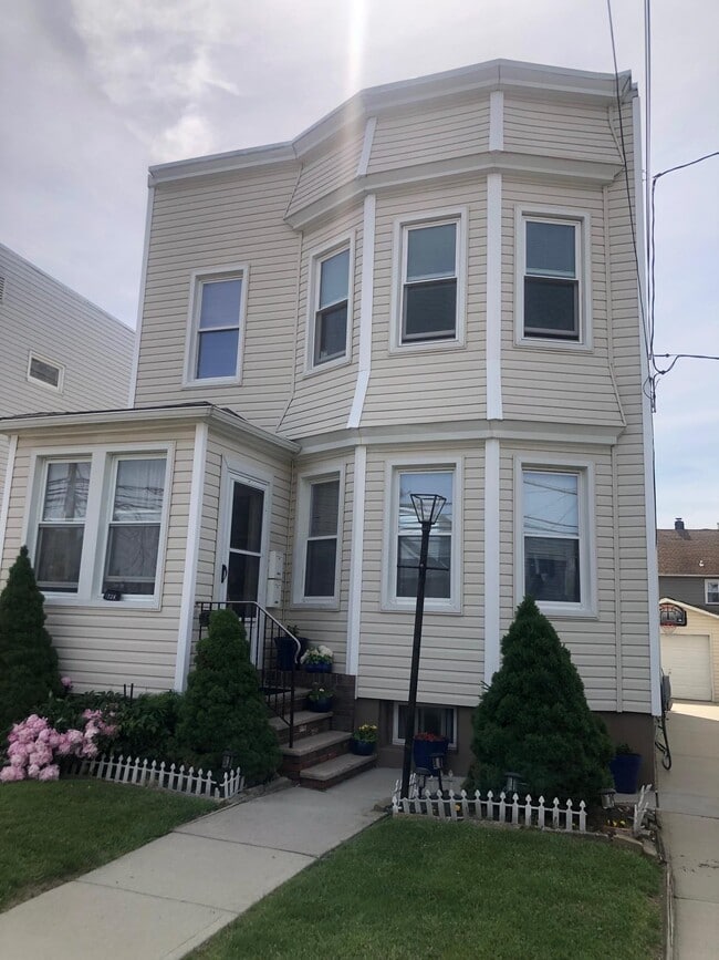 Photo - 726 5th St House