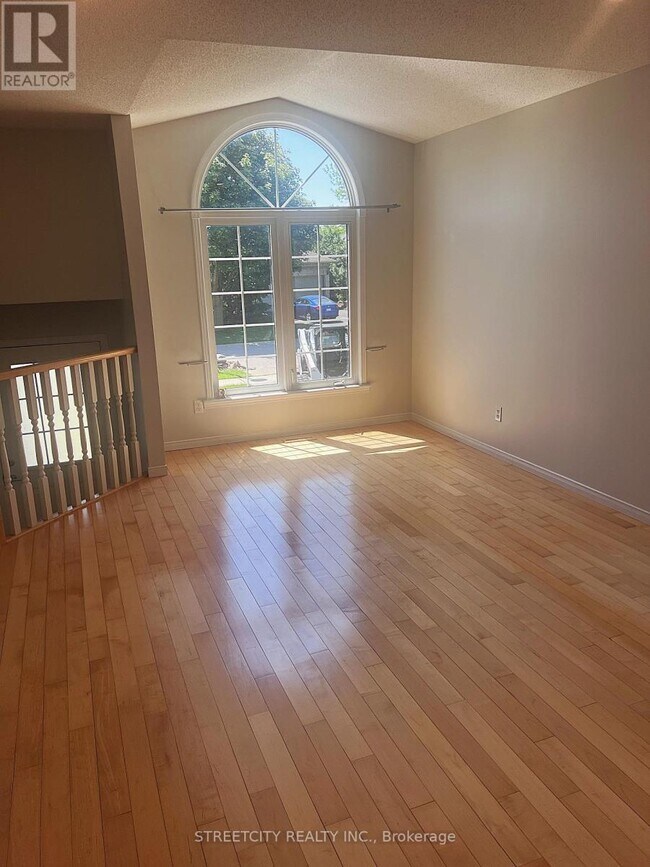 Photo - 472 Talltree Crescent