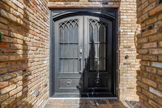 Photo - 529 Chippendale Dr