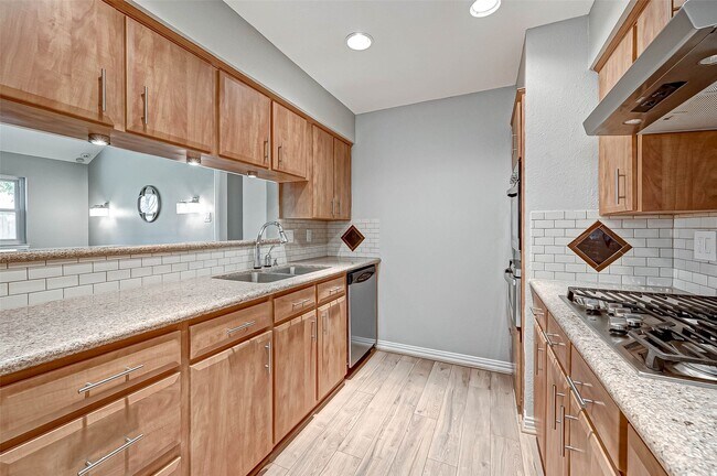 Photo - 5806 Chrystell Ln