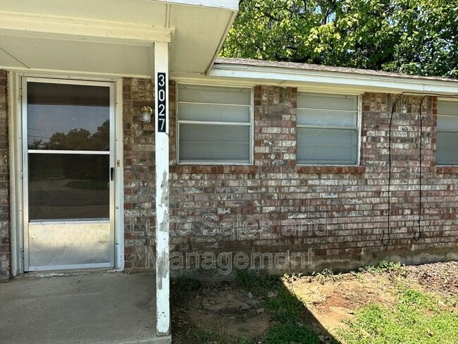 Photo - 3027 Clarke St