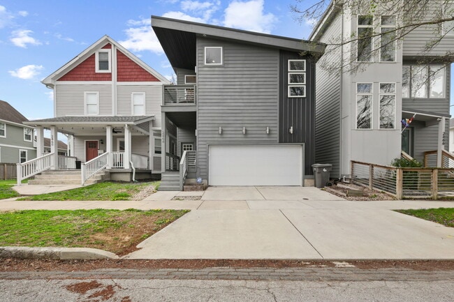 Photo - 2464 Broadway St