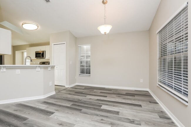 1533 Oakwood Ct