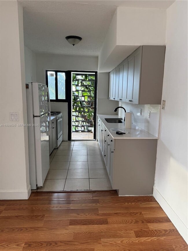 Building Photo - 2220 Calais Dr Unit 4