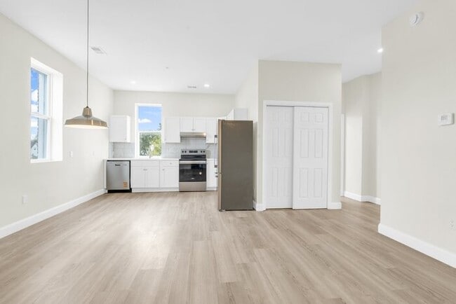 Photo - 18 N Main St