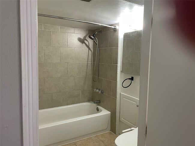 Building Photo - 2116 The Strand Unit 202