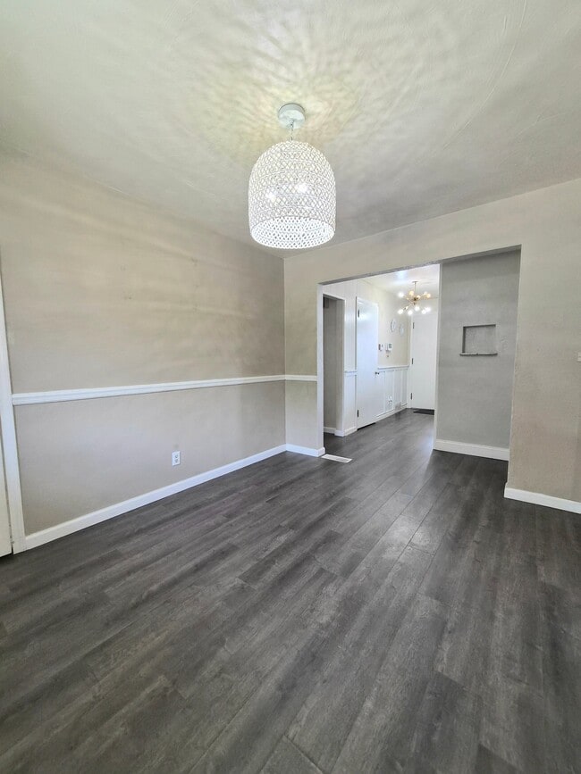 Photo - 316 Sheppard Ave
