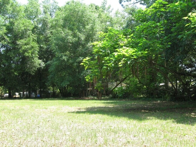 Building Photo - 823 Greenleaf Dr