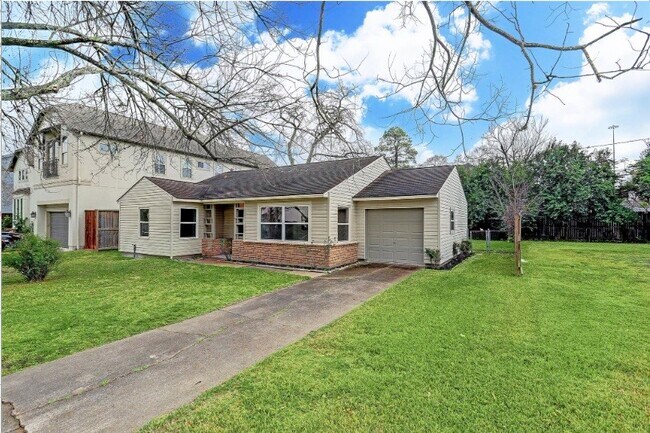 Photo - 4627 Maple St