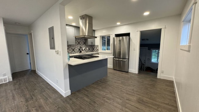 Photo - 604 Camas Ave NE