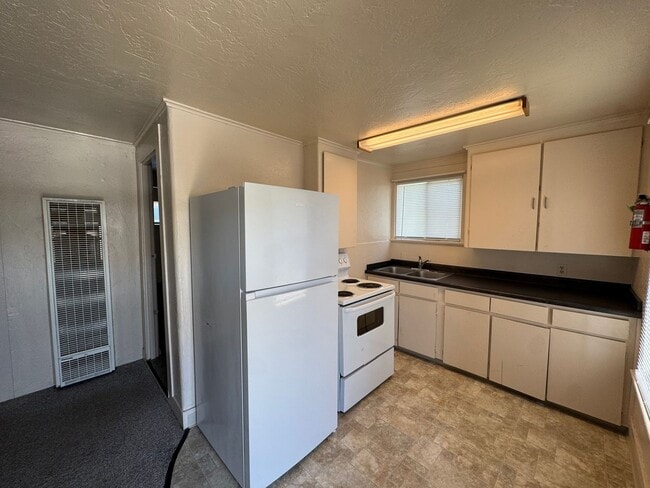 Building Photo - 32 W 7th St Unit B