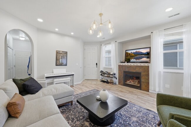 1113 W Haworth