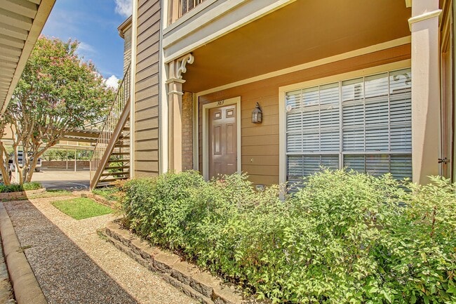 Building Photo - 1860 White Oak Dr Unit 363