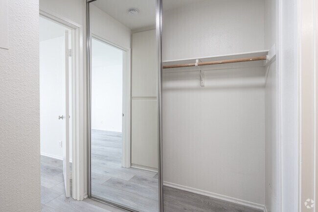 1BR, 1BA - 725SF - Closet