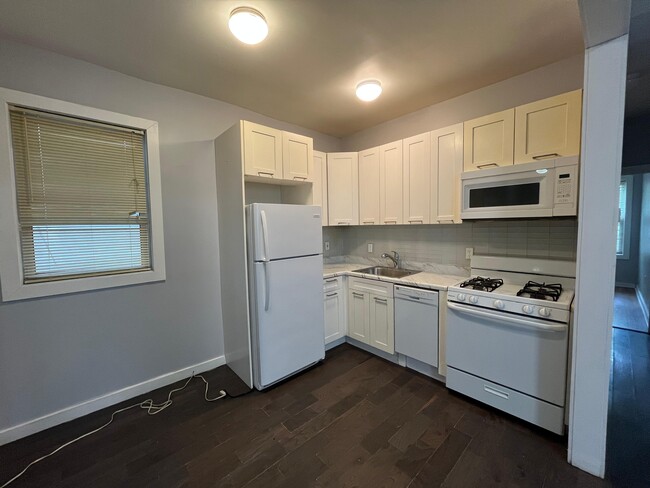 Building Photo - 29 Bartholdi Ave Unit 1st Fl