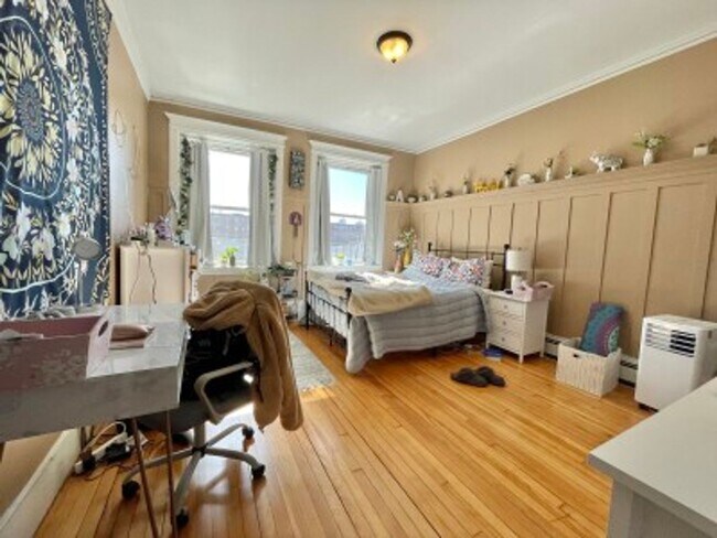 Photo - Spacious 5 Bed/2 Bath Close To The B Line!