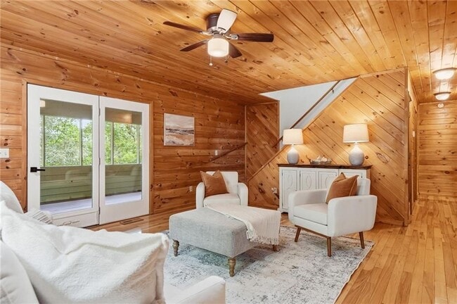 946 Laurel Cir