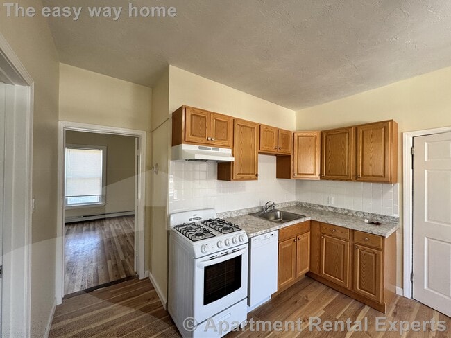 Building Photo - 57 Bishop Allen Dr Unit #2R