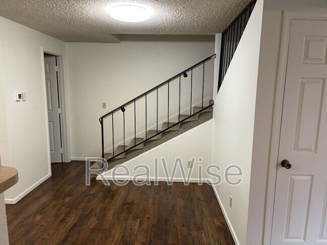 Photo - 4276 Meadowbrook Ct NE