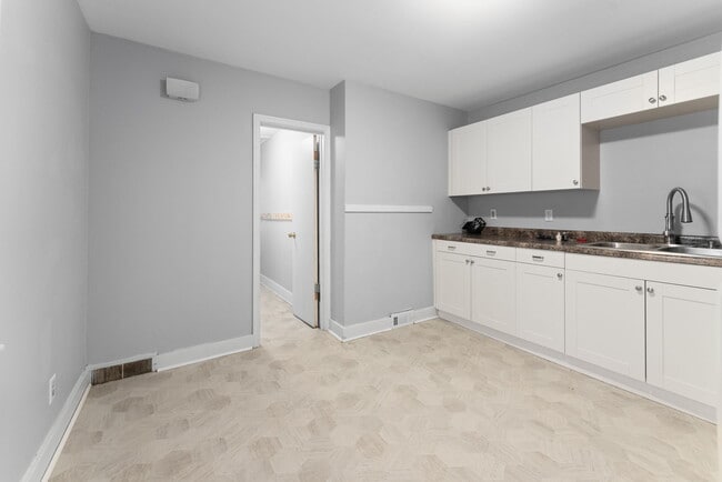 Photo - 917 W 12th St