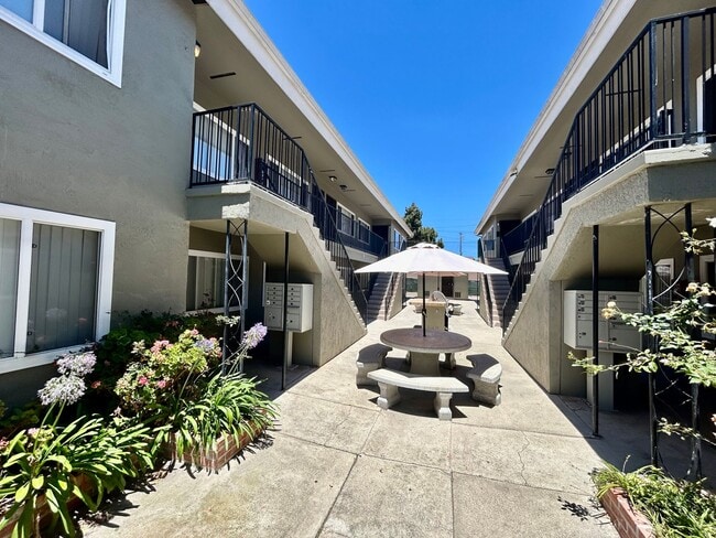 2236 1/2 Grand Ave
